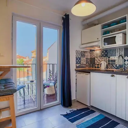 Stylish 5-Bedroom Oasis With Pool & Modern Apartment *