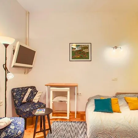 Apartment Stylish 5-Bedroom Oasis With Pool & Modern *